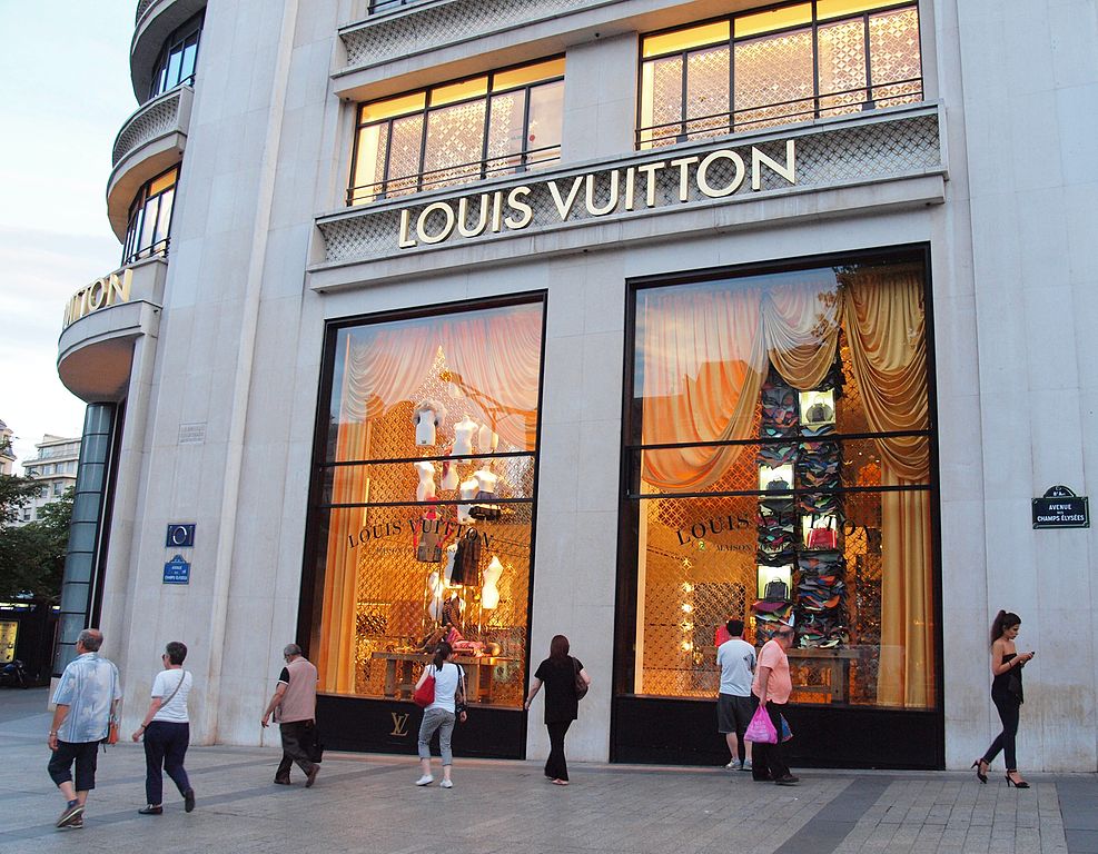 987px-Louis_Vuitton_in_Paris_01